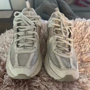 Nike  VOMEROS  Women's Beige and Light Gray Sneakers